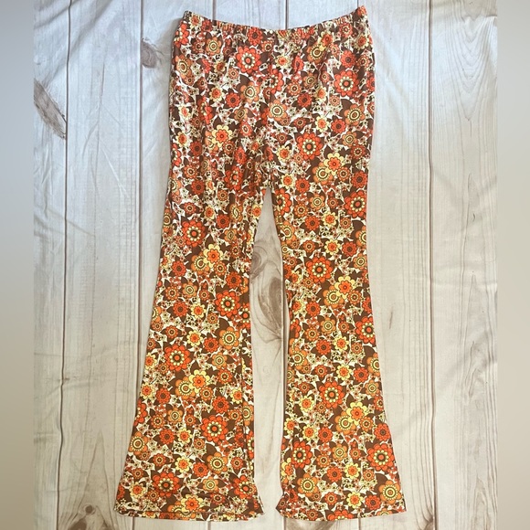 SHEIN Plus Allover Floral Print Flare Leg Pants - Picture 4 of 4